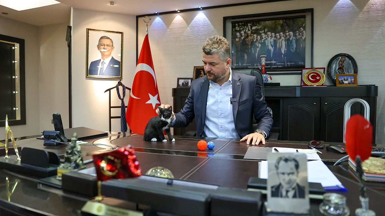 Başkan Görkem Duman makamını Üzüm’le paylaşıyor