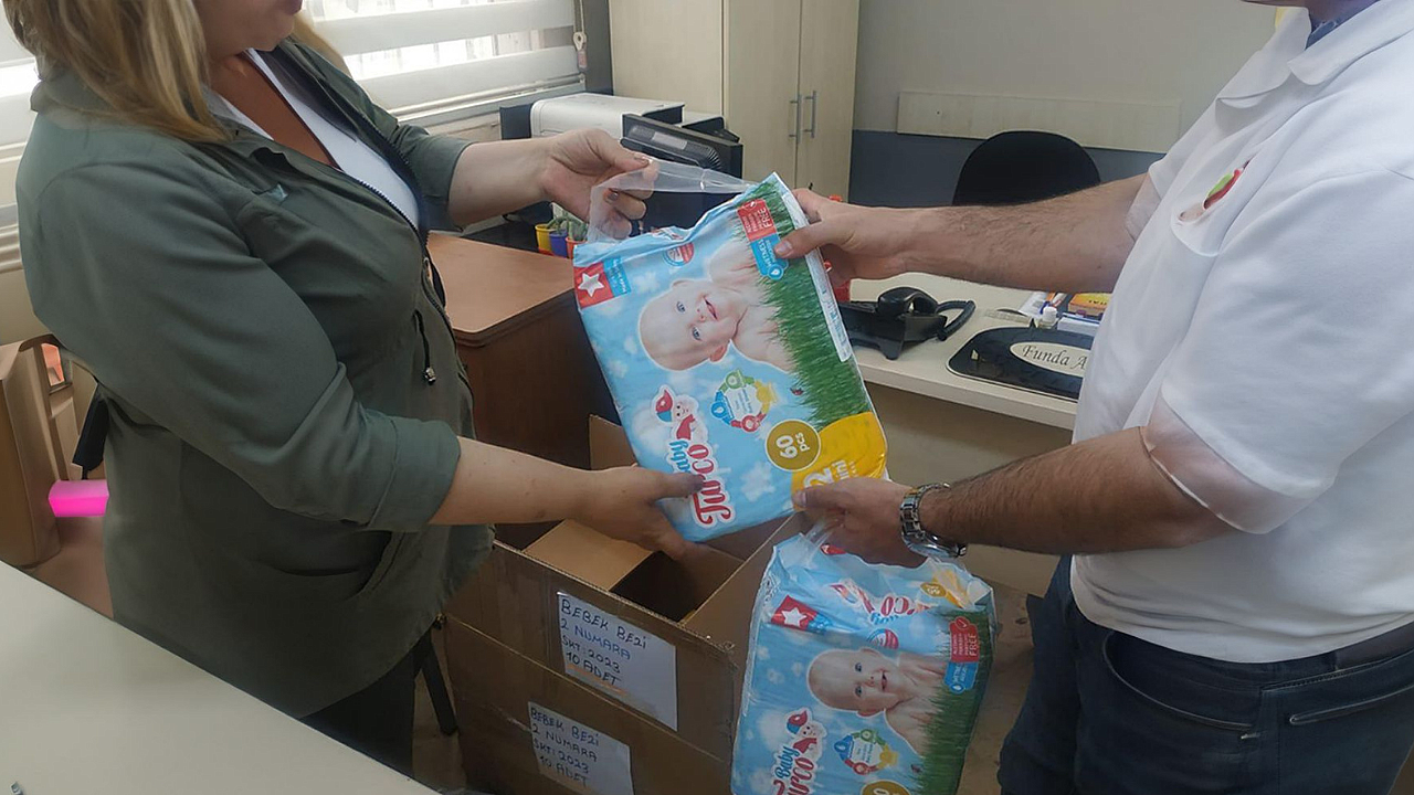 Bayraklı’da 8 bin 500 haneye 51 bin hijyen paketi