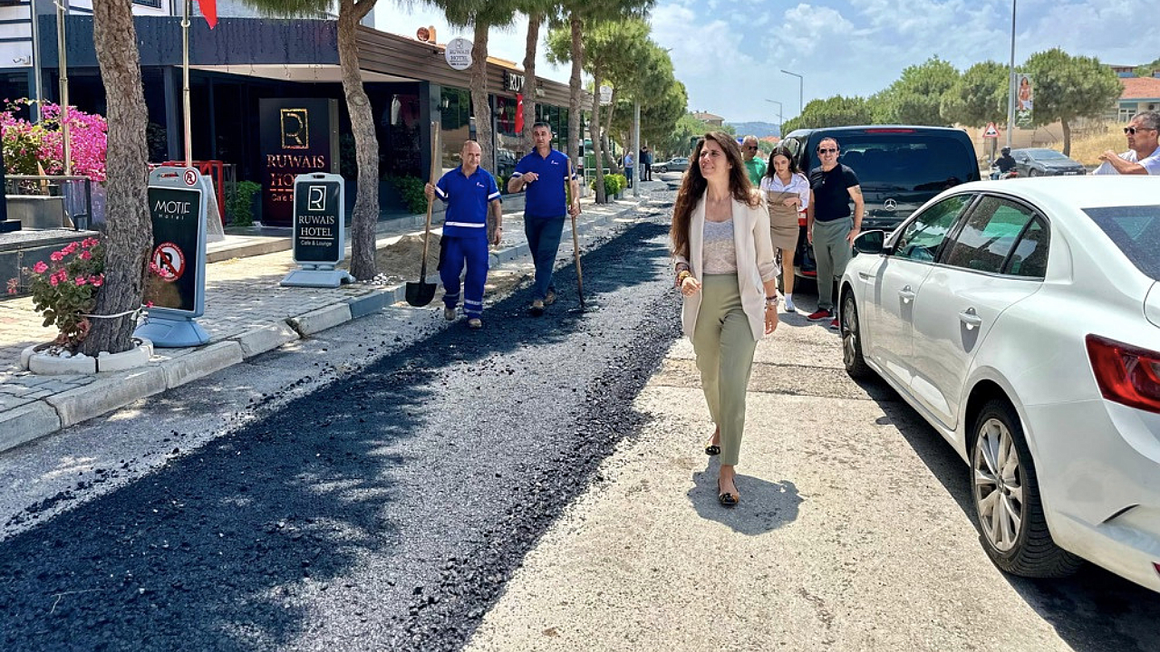 ÇEŞME BELEDİYESİ YOL BAKIM VE ONARIM ÇALIŞMALARINDA HIZ KESMİYOR