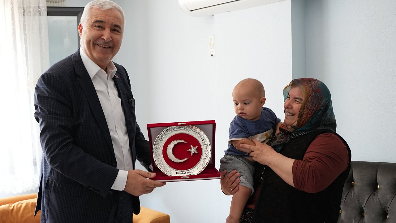 ZAFER BAYRAMINDA ŞEHİT AİLELERİ UNUTULMADI BAŞKAN TÜRKMEN’DEN ANLAMLI ZİYARET