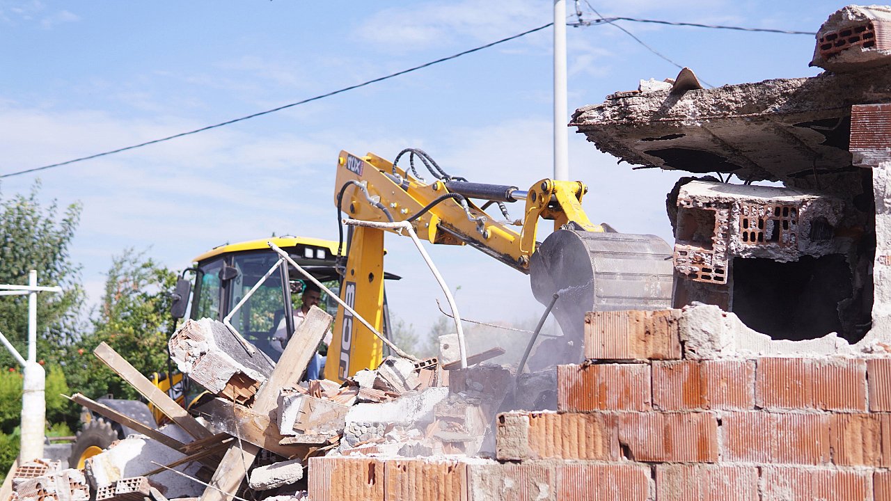 KEMALPAŞA'DA METRUK BİNALAR YIKILIYOR