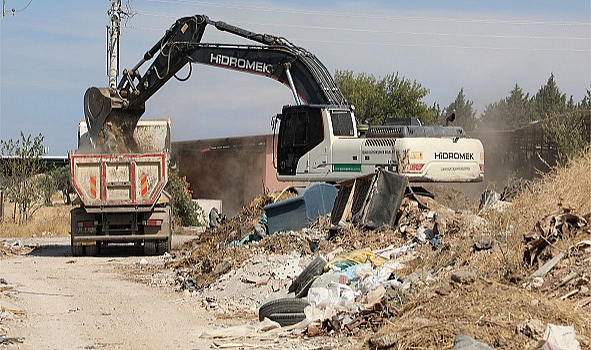 Menderes Belediyesi, İzmir Büyükşehir Belediyesi ile birlikte çevre kirliliğine karşı temizlik seferberliği başlattı.