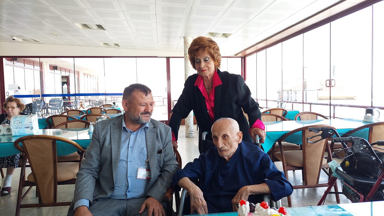 İZMİR YEREL GÜNDEM OLARAK YAZAR ILGAR’IN 102. YAŞ GÜNÜ MUTLULUĞUNA ORTAK OLDUK