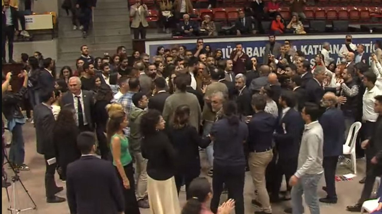“PKK SLOGANLARI SEBEBİYLE GENEL KURULA ARA VERİLDİ”