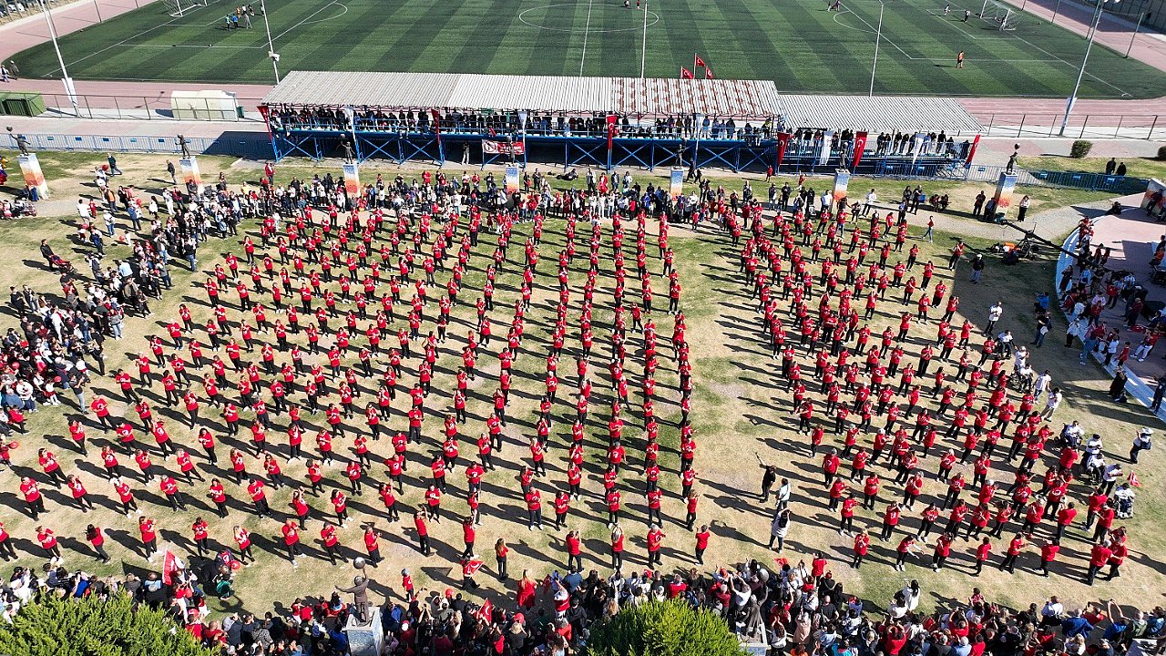 Gaziemir’de 750 kişi Cumhuriyet için harmandalı oynadı