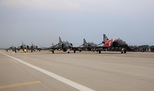 Türk Hava Kuvvetleri'ne ait F-4'lerden ‘fil yürüyüşü’