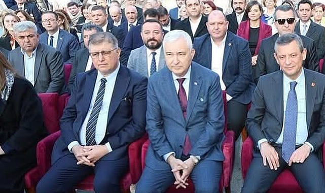 BAŞKAN NASUH COŞKUN CHP GENEL BAŞKANI ÖZGÜR ÖZEL VE İZMİR BÜYÜKŞEHİR BELEDİYE BAŞKANI CEMİL TUGAY İLE AÇILIŞTA BİR ARAYA GELDİ