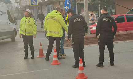 ÖDEMİŞ'TE MOTOSİKLET KAZASINDA YAYA AĞIR YARALANDI