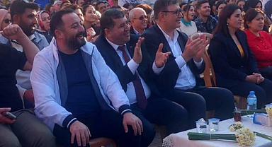 Başkan Cemil Tugay O Şarkıya Böyle Eşlik Etti - İZLE