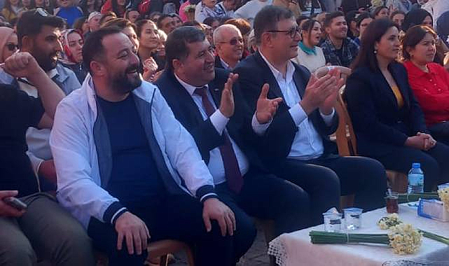 Başkan Cemil Tugay O Şarkıya Böyle Eşlik Etti - İZLE