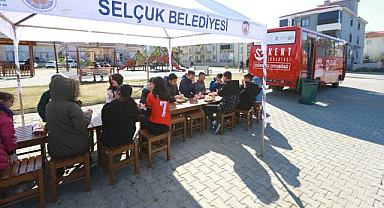 Efes Selçuk'ta Öğrencilere Gıda ve Otobüs Desteği