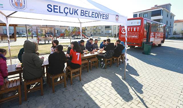 Efes Selçuk'ta Öğrencilere Gıda ve Otobüs Desteği