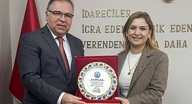 Foça Kaymakamlığı'ndan Başarılı Turizmciye Plaket