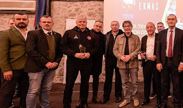 İzmir'de Yılın Spor Ödülleri Verildi