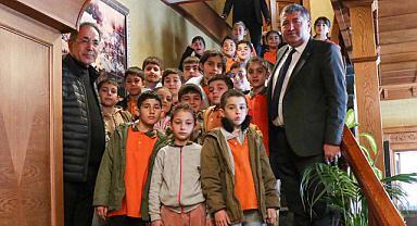 İlkokul Öğrencileri Başkan Sakarsu'yu Ziyaret Etti