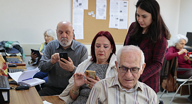 Konak'tan İleri Yaştakilere Akıllı Telefon Kursu