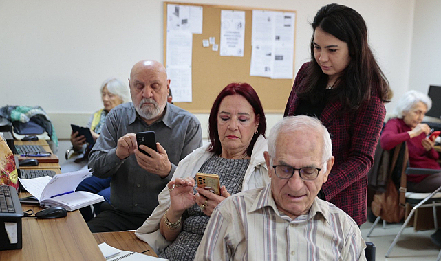 Konak'tan İleri Yaştakilere Akıllı Telefon Kursu