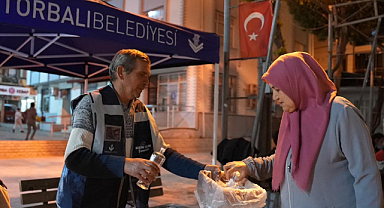 Torbalı'daki Camilerde Gül Suyu ve Lokum İkramı