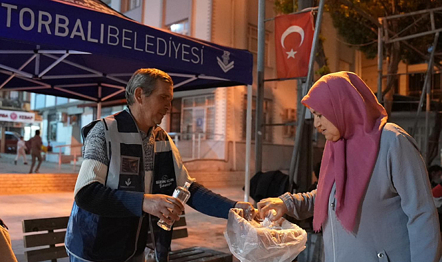 Torbalı'daki Camilerde Gül Suyu ve Lokum İkramı