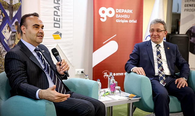Bakan Kacır, DEÜ'lü Girişimcilerle Bir Araya Geldi