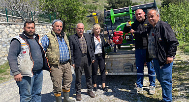 Güzelbahçe'de Çiftçiye İlaçlama Makinesi Hediyesi