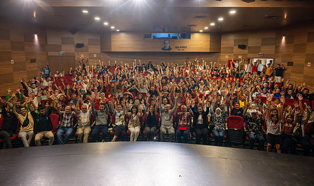 Manisa Büyükşehir'den İşitme Engellilere Özel Film Gösterimi