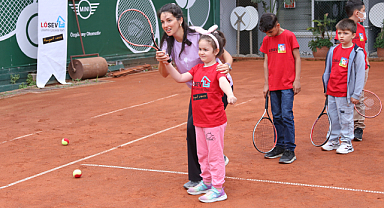 Milli Sporcudan Lösemiyi Atlatan Miniklere Tenis Eğitimi