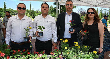 Bayramda Kabir Ziyareti Çiçekleri Manisa Büyükşehir'den...