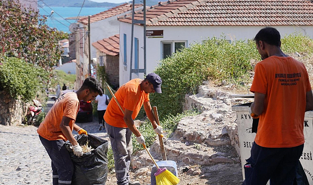 Cunda (Alibey) Adası'nda Temizlik Çalışması