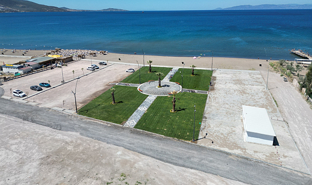 Dikili'deki Parka Ferdi Zeyrek'in Adı Verildi