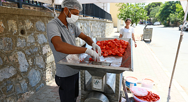 Efes Selçuk'taki Mahalle ve Köylere Salça Sıkım Makinesi