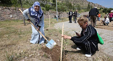 Karşıyaka'da 5 Binden Fazla Fidan Bağışlandı