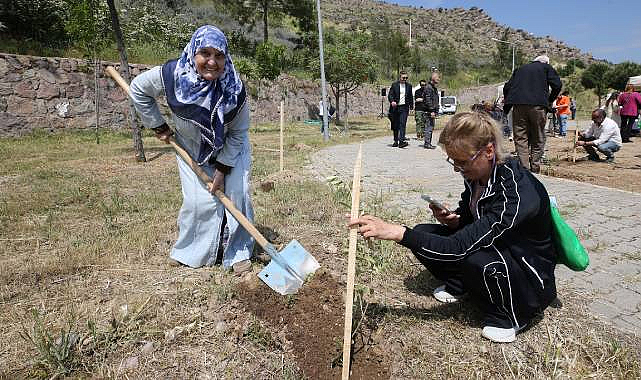 Karşıyaka'da 5 Binden Fazla Fidan Bağışlandı