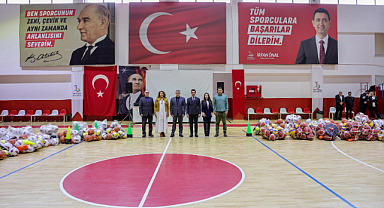 Bayraklı'daki Okullara Spor Malzemesi Desteği