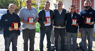 Bornova Doğanlar Muhtarından Temizlik Çalışanlarına Plaket
