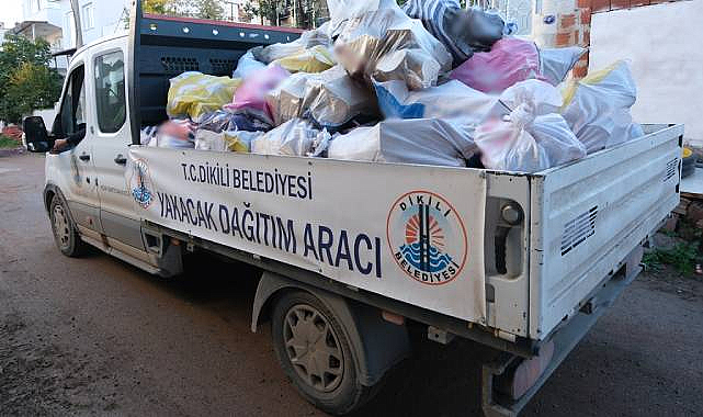 Dikili'de Budanan Ağaçlar Yakacak Yardımı Olarak Dağıtılıyor