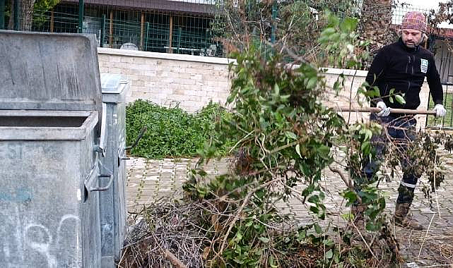 Foça Belediyesi Ekiplerinden Altyapı ve Çevre Düzenlemesi Çalışması