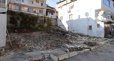Konak'ta 'Metruk Bina' Yıkımları Devam Ediyor