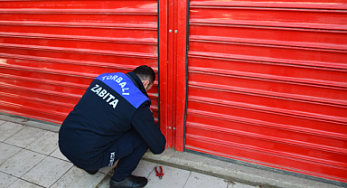 Torbalı Zabıtası'ndan Halk Sağlığını Tehdit Eden Marketlere Mühür