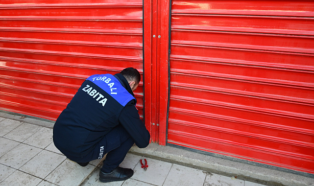 Torbalı Zabıtası'ndan Halk Sağlığını Tehdit Eden Marketlere Mühür