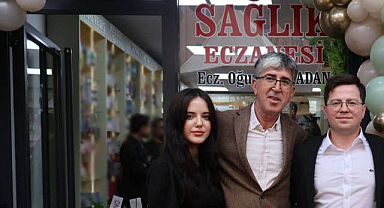 Bayındır'daki Sağlık Eczanesi'nin Açılışında Duygulu Anlar