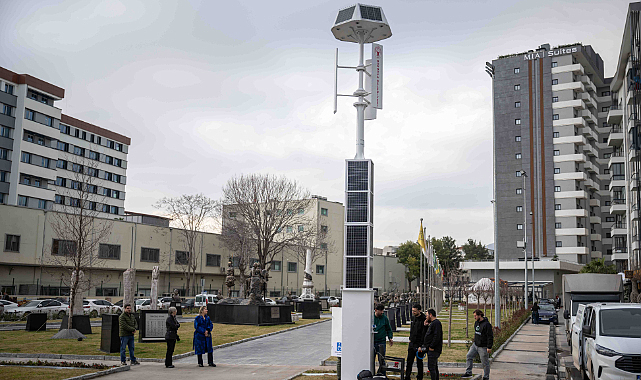 Bornova Belediyesi'nden 'Hibrit Enerji Direği'