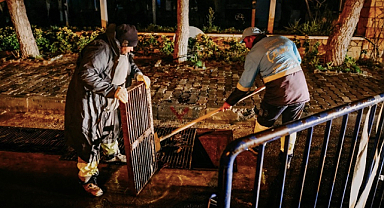 Çeşme Belediyesi Ekiplerinin Yağış Mesaisi