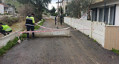 Evlerini Su Basan Vatandaşlara Menderes Belediyesi Ekiplerinden Temizlik Desteği