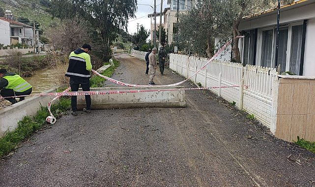 Evlerini Su Basan Vatandaşlara Menderes Belediyesi Ekiplerinden Temizlik Desteği