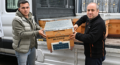 Manisa B.B.'den Sel Mağduru Arıcıya Kovan Desteği