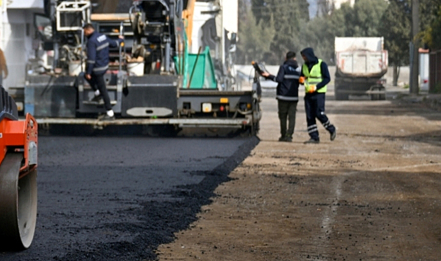 Bornova'da Yol Yenileme Çalışmaları Sürüyor