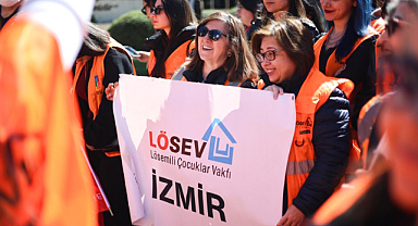 LÖSEV Gençlerinden İzmir'de Farkındalık Etkinliği