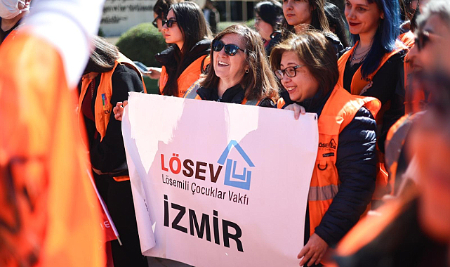 LÖSEV Gençlerinden İzmir'de Farkındalık Etkinliği
