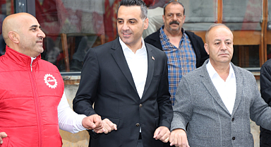 Çiğli Belediyesi Önünde 1 Mayıs Kutlaması